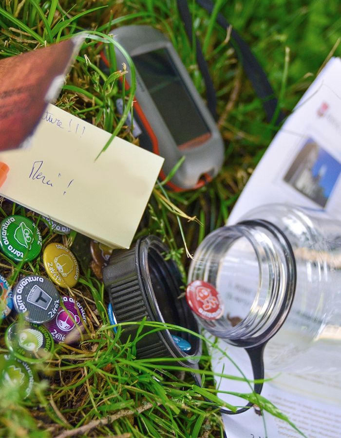 Une cache Terra Aventura ouverte avec badges