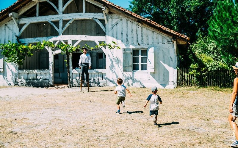 Pour les enfants à l'écomusée de Marquèze dans les Landes de Gascogne