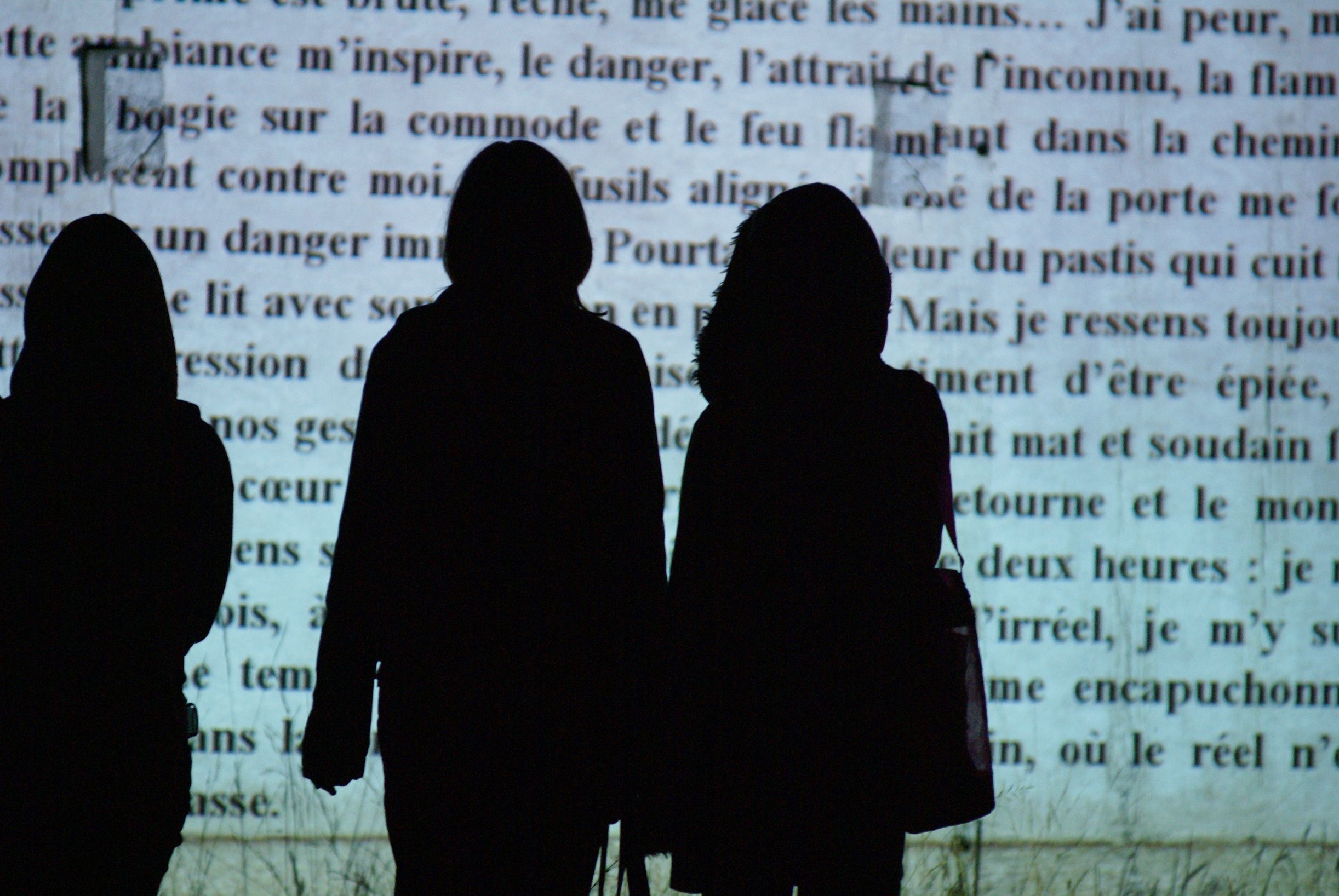 Silhouettes dans la nuit face à un texte
